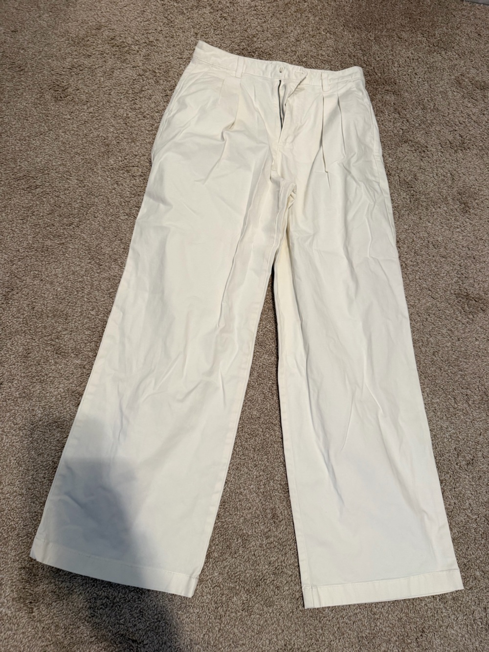 GAP pleaded white khaki pants